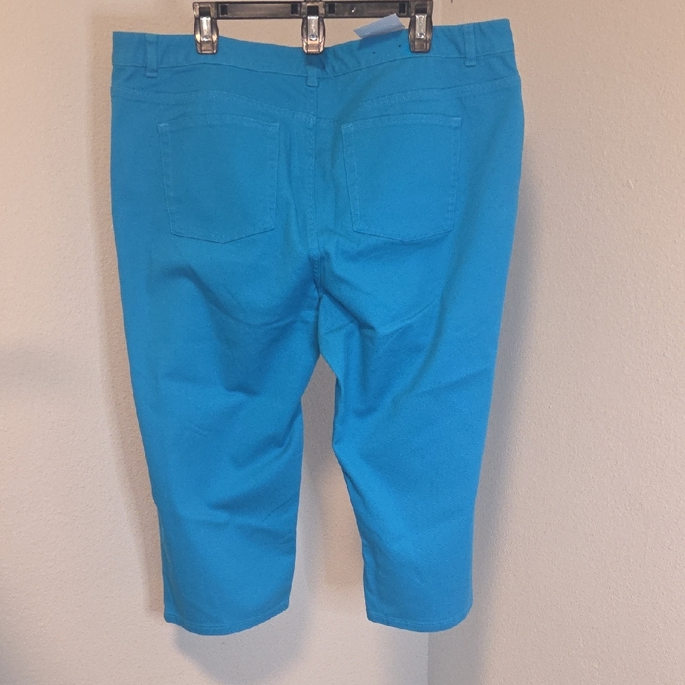 Chaps Turquoise Capris - Picture 6 of 6
